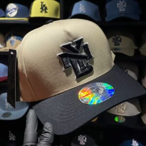 Gorra Snapback New York Curvo. Color Beige Visera Negra.