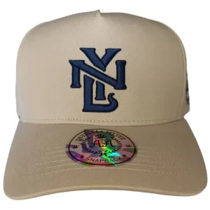 Gorra Snapback NY Curvo. Color Beige.